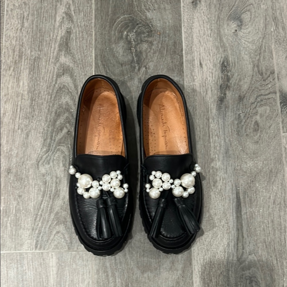 Alameda Turquesa Black Loafers with Pearl Accents